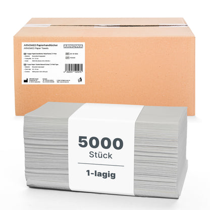Ein 5.000er-Pack ARNOMED PAPIERHANDTÜCHER 25 x 23 cm | V-FALZ der ARNOWA GmbH liegt gestapelt vor einem braunen Karton, umwickelt mit einer weißen Banderole mit der Aufschrift "5000 Stück 1-lagig" - ideale einlagige Handtücher für Waschräume.