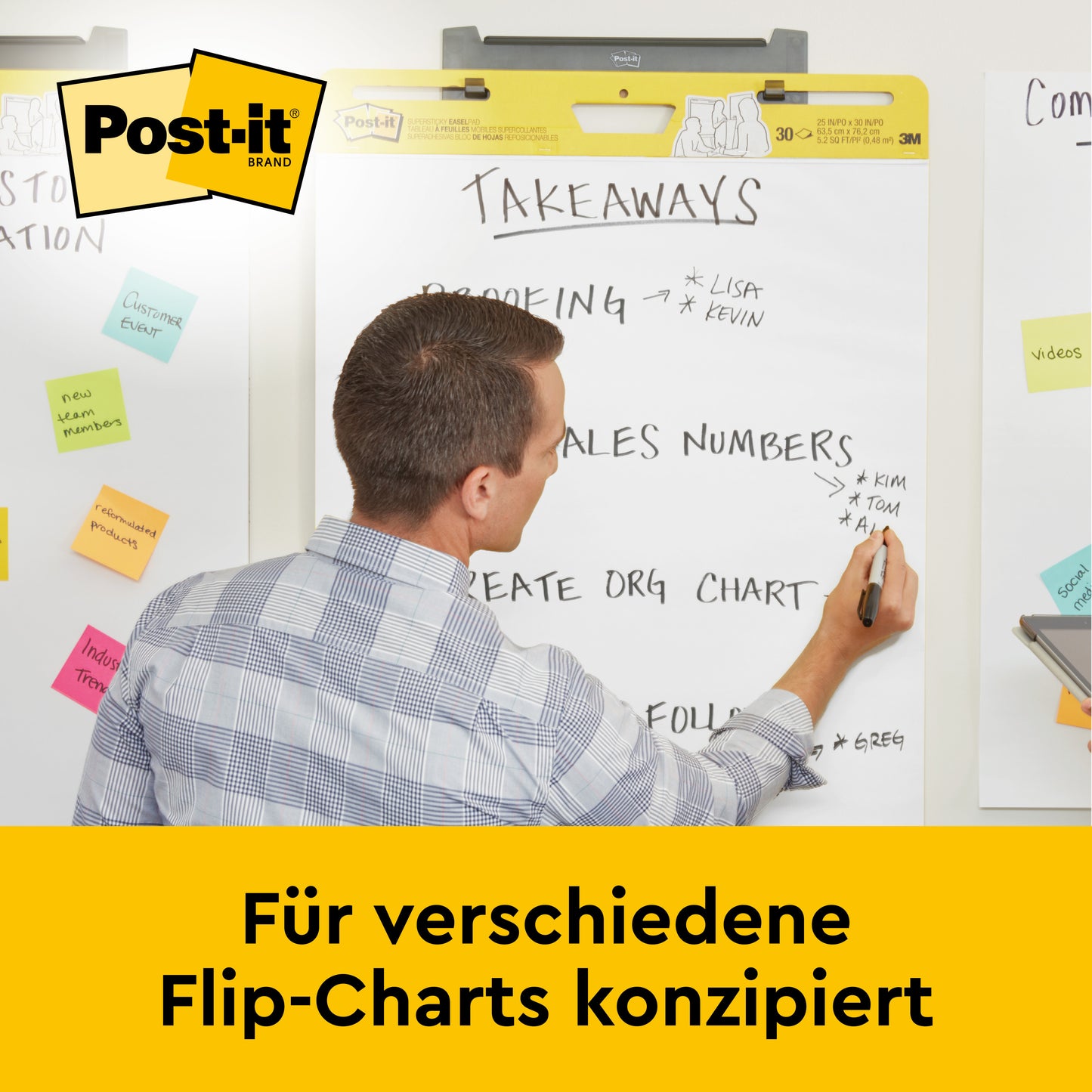 Mężczyzna pisze po niemiecku na samoprzylepnym flipcharcie 3M Deutschland GmbH Post-it® Super Sticky Meeting Chart/Flipchart 559P; obok znajdują się notatki Post-it® Super Sticky Meeting Notes (neonowe kolory, 2 bloki + 4 gratis), z brandingiem i niemieckim tekstem na dolnym brzegu.