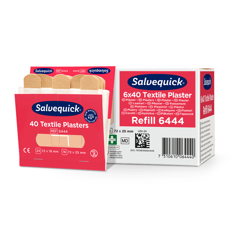 Otwarta skrzynka Orkla Wound Care AB Textilgips, 40 szt./uzupełnienie leży obok zamkniętego opakowania (6 sztuk), w którym widoczne są beżowe plastry do opatrywania ran.