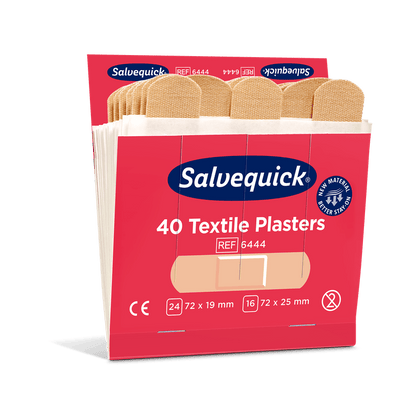 Otwarta skrzynka Orkla Wound Care AB Textilgips (40 szt./uzupełnienie | opakowanie, 6 sztuk) pokazuje beżowe plastry tekstylne. Opakowanie podkreśla szybką opiekę nad ranami, różne rozmiary i certyfikaty produktu.