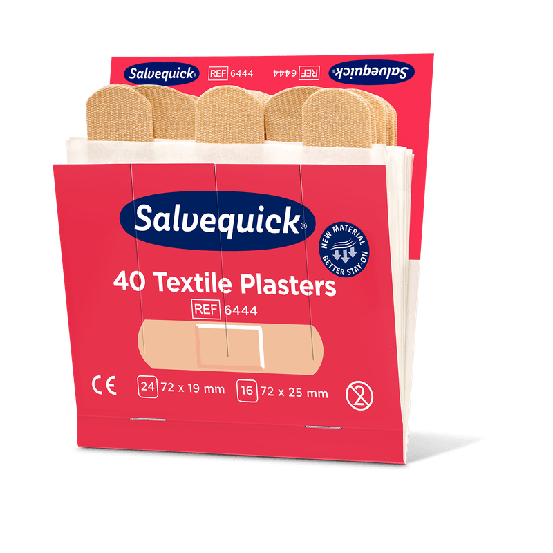 Otwarta paczka Orkla Wound Care AB Textilgips, 40 szt./uzupełnienie (6 sztuk), zawiera beżowe opatrunki klejące. Czerwono-białe opakowanie zawiera informacje o produkcie, logo Orkla i wskazówkę dotyczącą zastosowania do opatrywania ran.