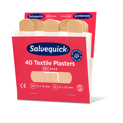 Otwarta paczka Orkla Wound Care AB Textilgips, 40 szt./uzupełnienie (6 sztuk), zawiera beżowe opatrunki klejące. Czerwono-białe opakowanie zawiera informacje o produkcie, logo Orkla i wskazówkę dotyczącą zastosowania do opatrywania ran.