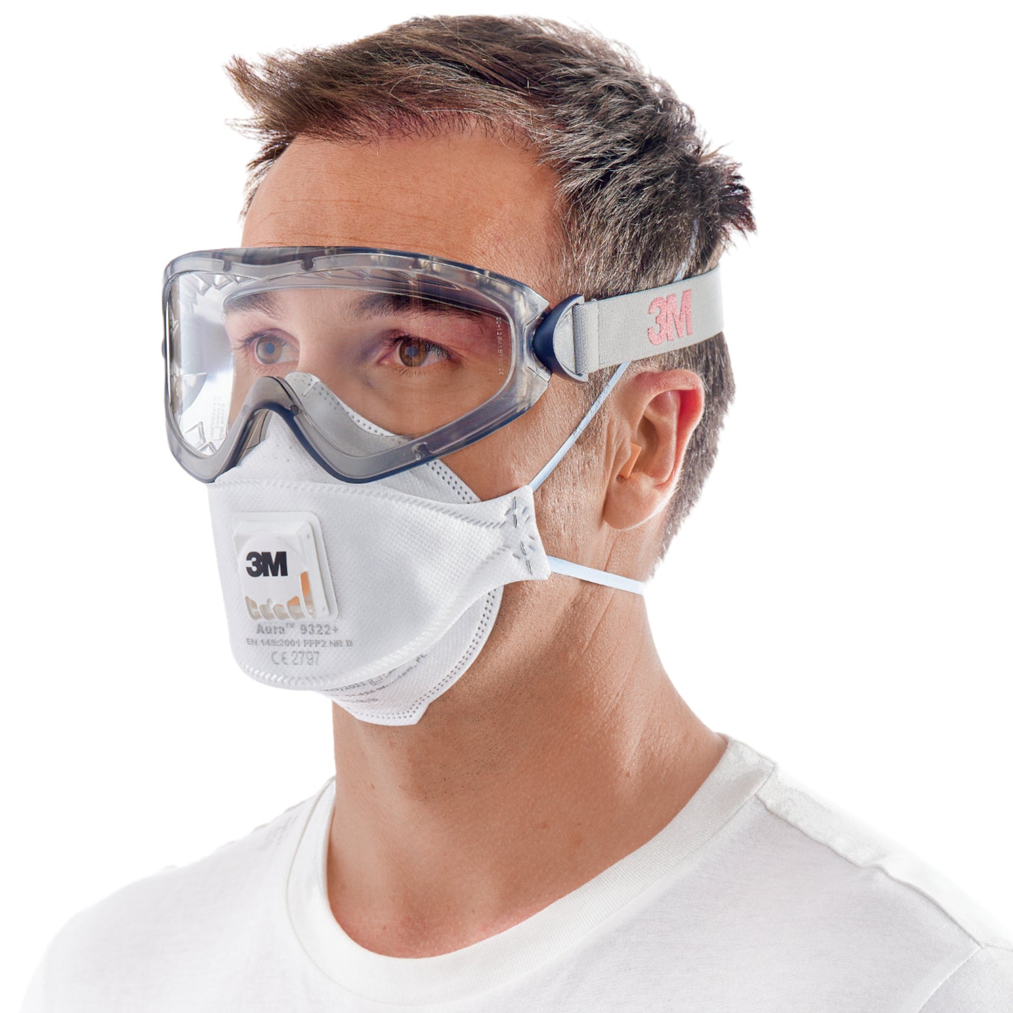 Ein Mann in einem schlichten weißen Hemd trägt eine durchsichtige Schutzbrille und eine 3M™ Arbeitsschutz-Starter-Box für Profis 1000MCWE Gesichtsmaske von 3M Deutschland GmbH, dargestellt vor einem weißen Hintergrund.