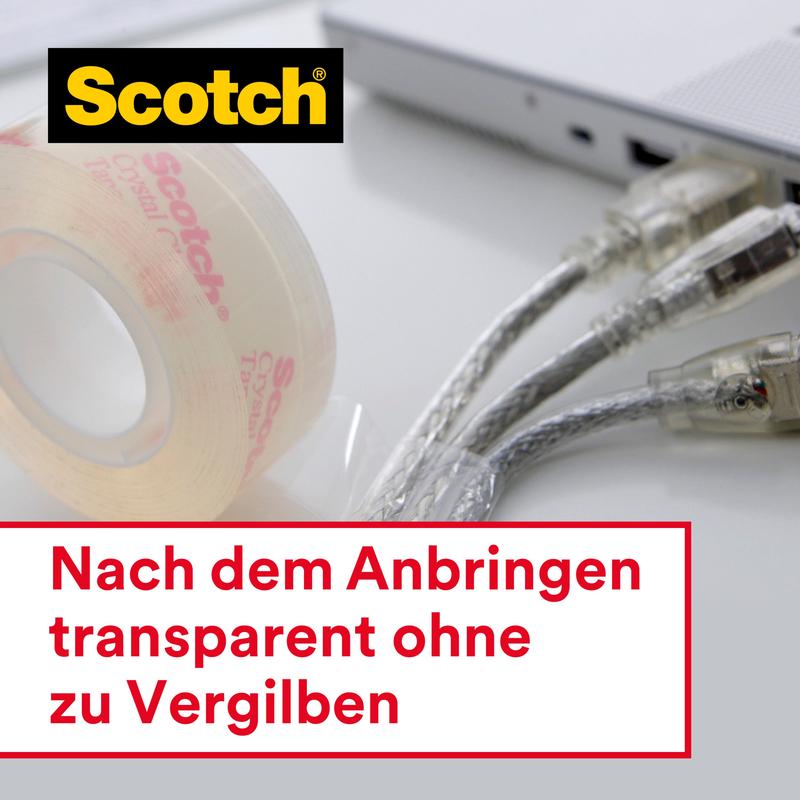 Opakowanie taśmy klejącej Scotch® Crystal 6-1925R3 (3 rolki, 19 mm x 25 m) od 3M Deutschland GmbH leży obok włożonych kabli przy laptopie. Po polsku: "Po nałożeniu przezroczyste bez żółknięcia."