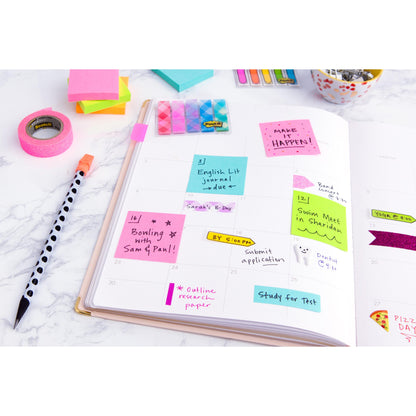 Auf einem weißen Schreibtisch liegt ein offener Planer mit handschriftlichen Notizen und bunten Post-it® Super Sticky Z-Notes (76 x 127 mm, 100 Blatt, PEFC-zertifiziert) von 3M Deutschland GmbH, zusammen mit Stiften, Büroklammern, Notizblöcken und einer Schale mit Druckknöpfen.