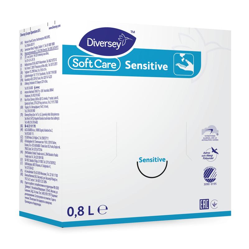 Pudełko o pojemności 0,8 litra Soft Care Sensitive mydła do rąk Diversey Deutschland GmbH & Co. OHG w niebiesko-białym opakowaniu, idealne dla wrażliwej skóry. Wielojęzyczne informacje o produkcie i loga certyfikacyjne są umieszczone na przedniej stronie.