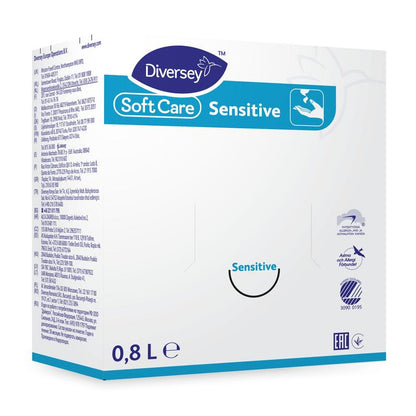 Pudełko o pojemności 0,8 litra Soft Care Sensitive mydła do rąk Diversey Deutschland GmbH & Co. OHG w niebiesko-białym opakowaniu, idealne dla wrażliwej skóry. Wielojęzyczne informacje o produkcie i loga certyfikacyjne są umieszczone na przedniej stronie.
