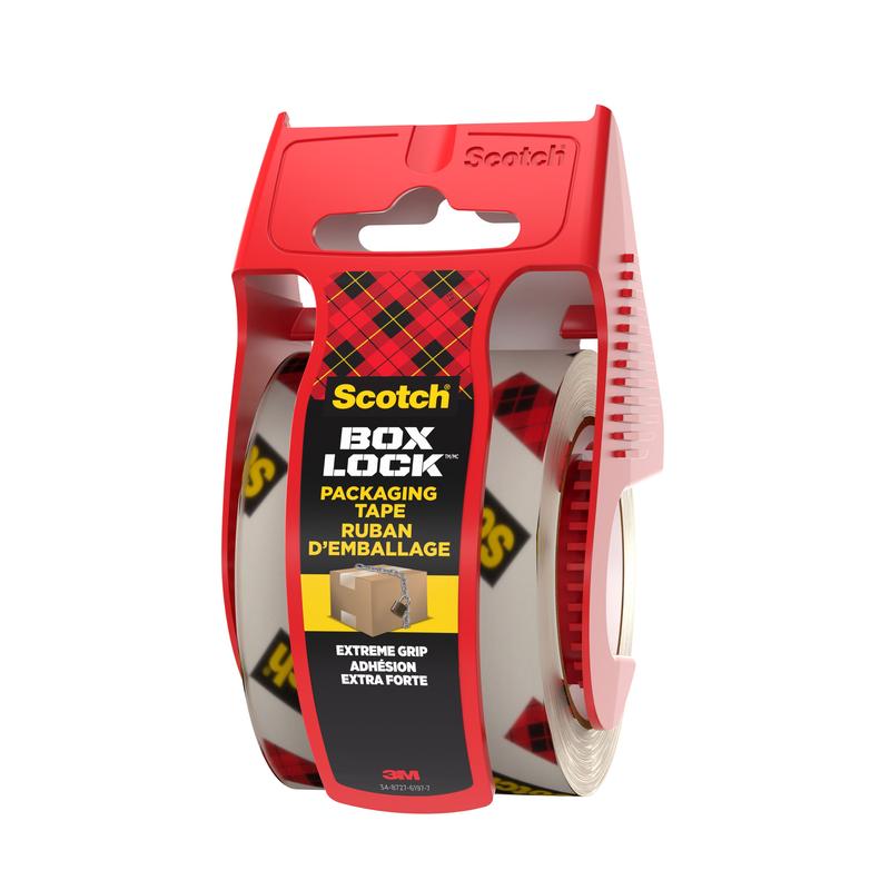 Rolka taśmy pakowej Scotch® Box Lock™ 48 mm x 20,3 m od 3M Deutschland GmbH stoi pionowo w czerwonym podajniku na białym tle, na której etykiecie podano markę i cechę "Extreme Grip".