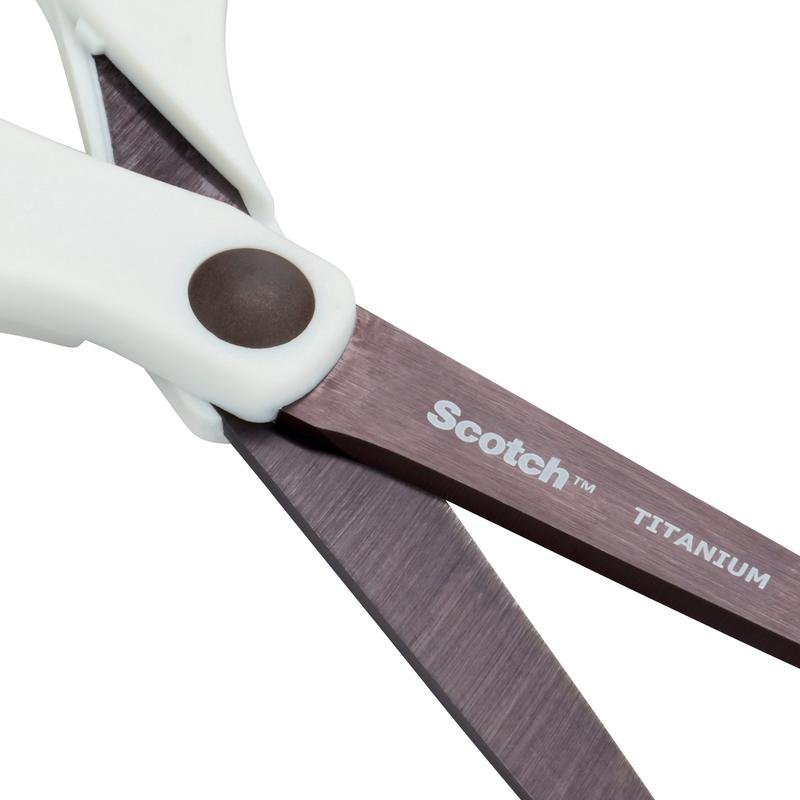 Zbliżenie pary nożyczek Scotch™ Titan (20 cm) od 3M Deutschland GmbH z białymi uchwytami i ostrzami z tytanu. Na jednym ostrzu nadrukowane są "Scotch" i "Titanium" na biało.
