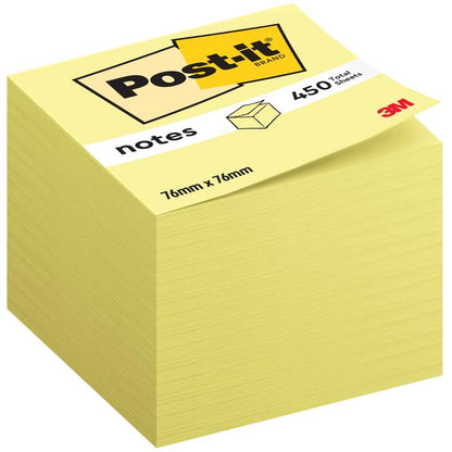Stos żółtych karteczek samoprzylepnych Post-it®, 76 x 76 mm, 450 arkuszy na blok, z logo 3M w prawym dolnym rogu etykiety. Zawiera jeden blok na opakowanie i składa się w 100% z papieru certyfikowanego przez PEFC.