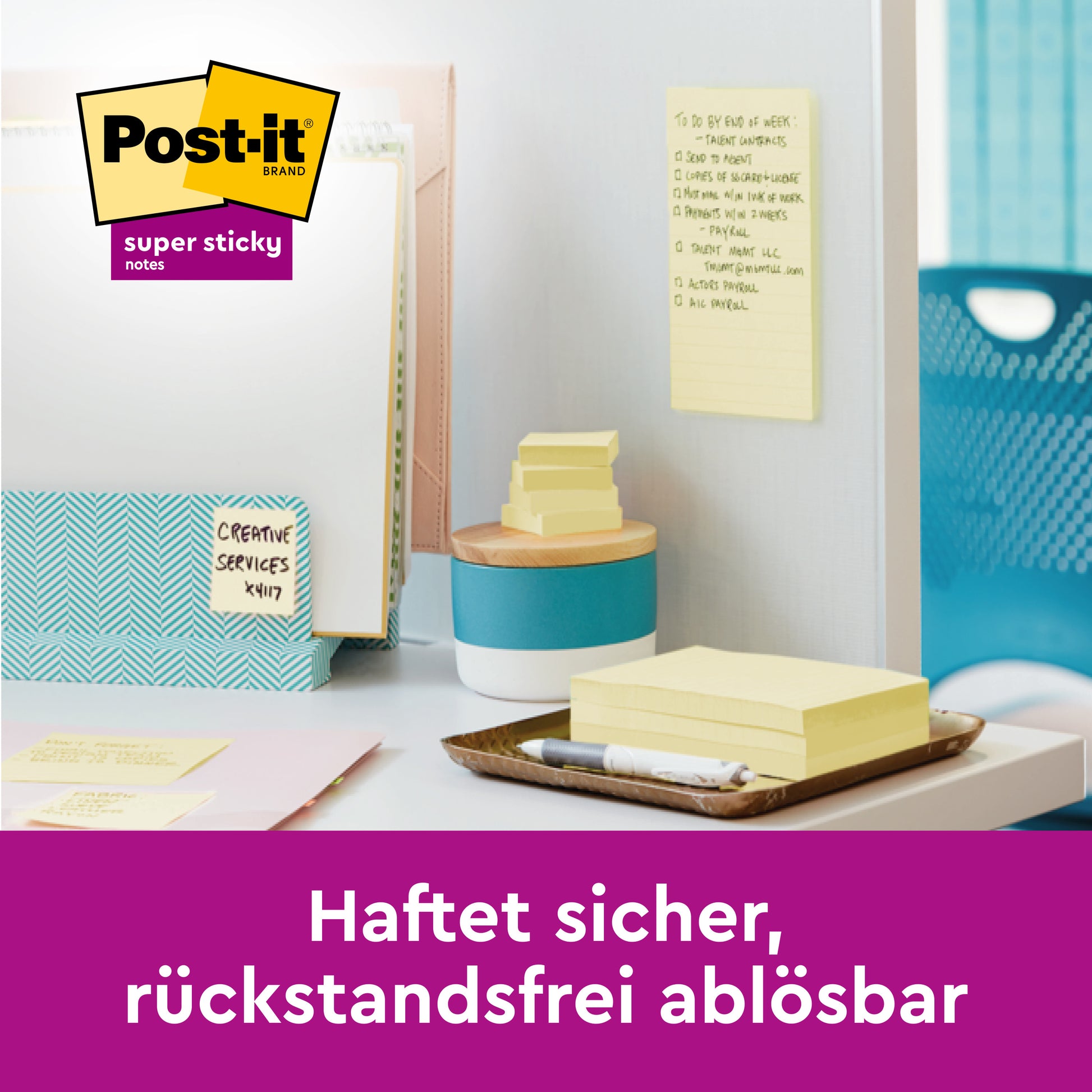 Die Post-it® Super Sticky Notes, Gelb, 51 x 76 mm, 90 Blatt/Block, 12 Blöcke/Packung von 3M Deutschland GmbH sind in einem Arbeitsbereich eingesetzt. Deutscher Text: "Haftet sicher, rückstandsfrei ablösbar." Ergänzt mit Stiften und Notizbuch.