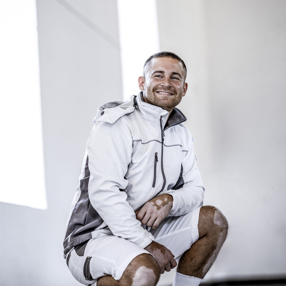Kurtka softshell NITRAS MOTION TEX LIGHT w kolorze biało-szarym