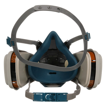 Maska ochronna 3M™ Quick Latch 6502QLKIT-1 firmy 3M Deutschland GmbH oferuje wielokrotnego użytku ochronę przeciwko oparom organicznym z wymiennymi filtrami A2P3, podwójnymi wkładami, regulowanymi paskami i niebiesko-szarym designem - zobacz widok z przodu.