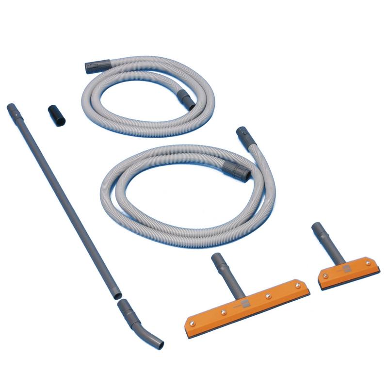 Zestaw TASKI vertica od Diversey Deutschland GmbH & Co. OHG, zestaw do czyszczenia pionowych powierzchni szklanych, zawiera dwa szare węże, metalowe rurki, czarną dyszę i trzy nasadki podłogowe - idealne dla bezsmugowych rezultatów.