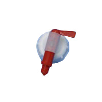 Zbliżenie czerwonego kranika do kanistra 20L od Diversey Deutschland GmbH & Co. OHG, do przelewania do mniejszych pojemników, przymocowanego do białego i niebieskiego pojemnika, na białym tle. Opakowanie: 1 sztuka.