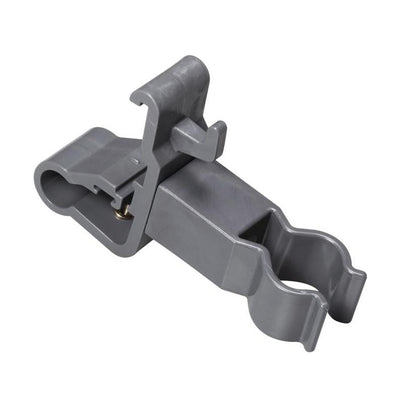 Uchwyt akcesoriów TASKI firmy Diversey Deutschland GmbH & Co. OHG to szara klamra z tworzywa sztucznego z dwoma okrągłymi otworami i zawiasem blokującym. Służy do bezpiecznego mocowania cylindrycznych narzędzi czyszczących i organizacji akcesoriów czyszczących. Gładka powierzchnia, kątowe detale.