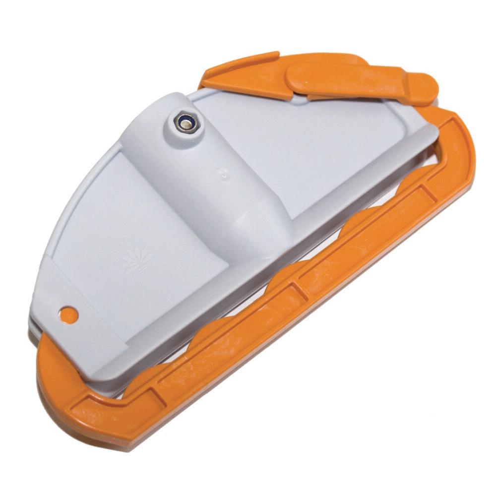 Uchwyt TASKI Duo Mop od Diversey Deutschland GmbH & Co. OHG to biało-pomarańczowy klips z tworzywa sztucznego do mopów z frędzlami, kompatybilny z kijami TASKI z tworzywa sztucznego i Vario - idealny dla profesjonalnych sprzątaczy. Opakowanie zawiera 1 sztukę.