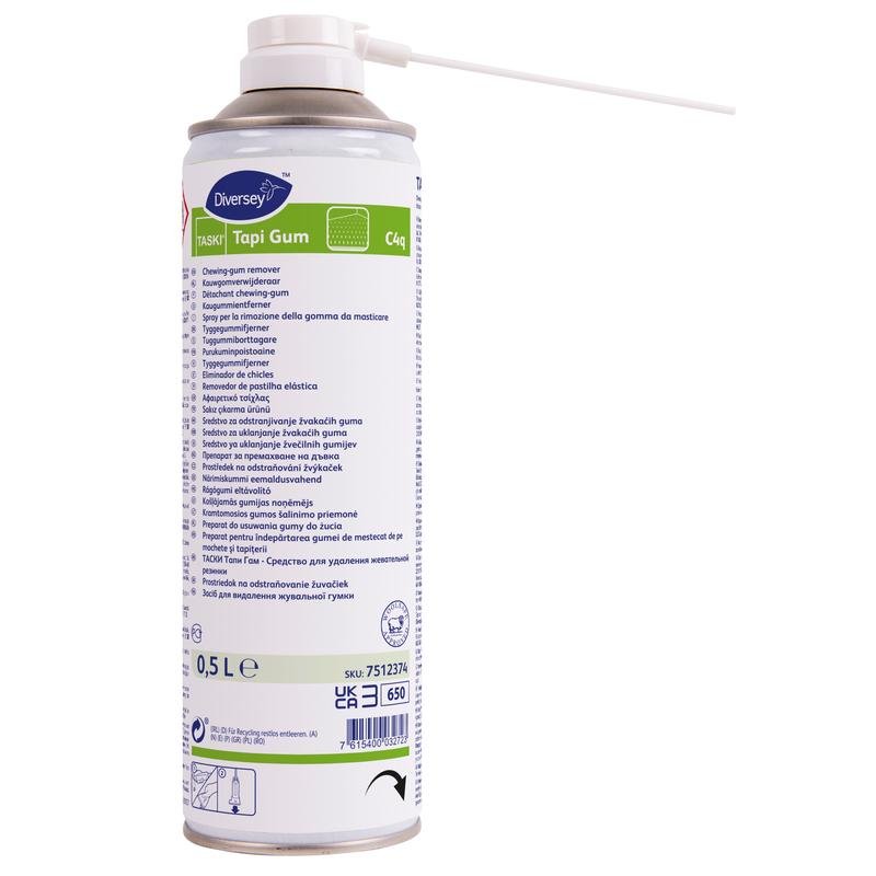 Puszka 500 ml TASKI Tapi Gum, środek do usuwania gumy do żucia firmy Diversey Deutschland GmbH & Co. OHG, wraz z rozpylaczem i instrukcją w kilku językach, stoi na białym tle - idealny do usuwania gumy do żucia z podłóg i innych powierzchni.