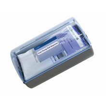 Der TASKI Florzip-Spender 65 von Diversey Deutschland GmbH & Co. OHG ist ein wandmontierter Kunststoffspender mit transparentem Deckel und grauem Boden, der mit 150 weißen, ölgetränkten Tüchern (65 x 25 cm) zur Reinigung geliefert wird.