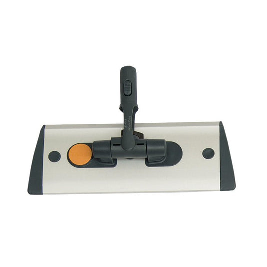 Uchwyt do mopa TASKI Jonmaster UltraPlus z aluminium, produkowany przez firmę Diversey Deutschland GmbH & Co. OHG, posiada prostokątną podstawę w metalicznym srebrnym kolorze, centralne mocowanie uchwytu, pomarańczowy przycisk oraz czarne zaślepki – idealny do profesjonalnego sprzątania.