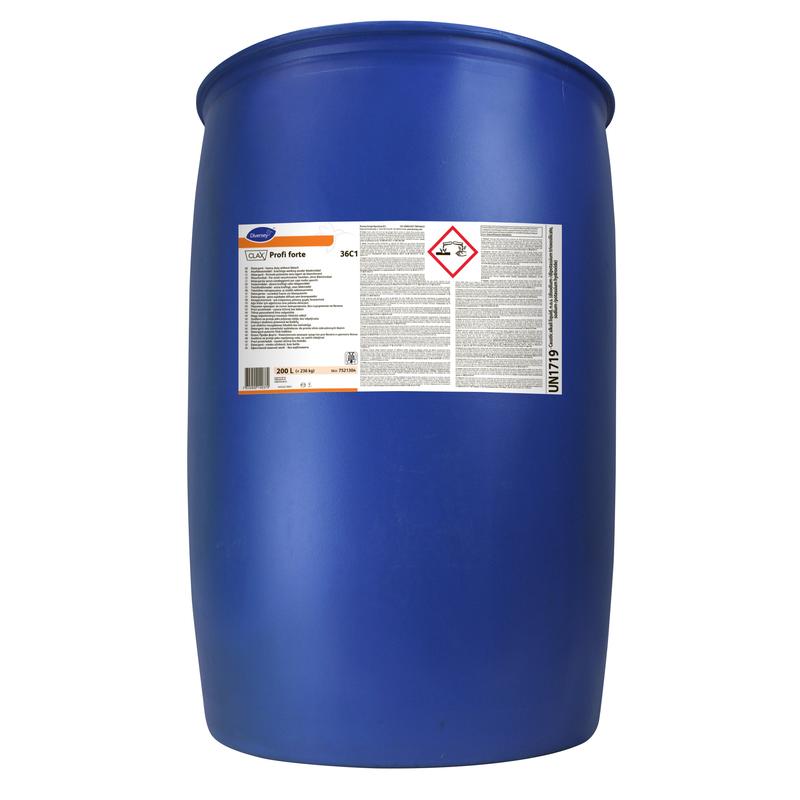 Duża niebieska plastikowa beczka z naklejkami ostrzegawczymi, w tym czerwonym symbolem rombu, zawiera płynny detergent Clax Profi Forte 36C1 firmy Diversey Deutschland GmbH & Co. OHG do pralek przemysłowych.