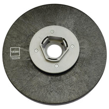 Uchwyt Diversey Harpoon Grip (38 cm), pasujący do swingo XP R, zabezpiecza pady czyszczące i polerujące dzięki swojej specjalnej powierzchni i centralnej nakładce z tworzywa sztucznego. Opakowanie: 1 sztuka.