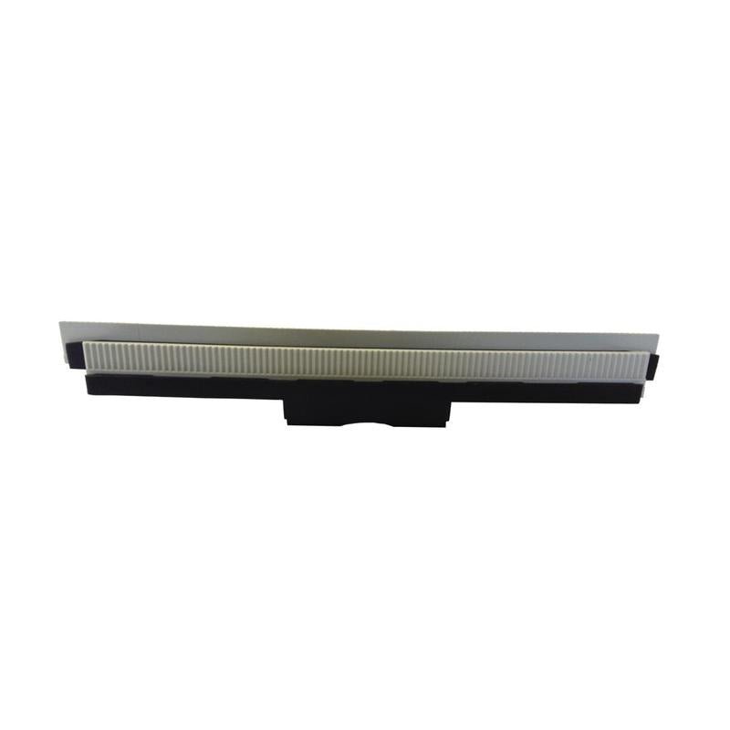 Zbliżenie płaskiego, prostokątnego złącza z metalowymi pinami i czarną podstawą, podobnego do wkładu ssawki Diversey TASKI Steamer, 300mm (1 sztuka), używanego do dyszy podłogowej 300mm. Marka: Diversey Deutschland GmbH & Co. OHG.