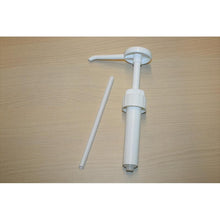 Eine weiße Handpumpe für 5l Kanister (20ml Hub, 38mm Gewinde) von Diversey Deutschland GmbH & Co. OHG mit geradem Steigrohr liegt auf hellem Holz - ideal zum Umfüllen in kleinere Gebinde. Packung: 3 Stück.