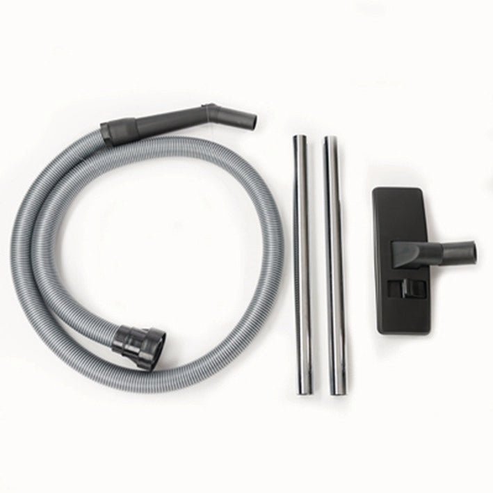Standardowy zestaw akcesoriów TASKI go (32 mm) firmy Diversey Deutschland GmbH & Co. OHG składa się z elastycznego węża, dwóch metalowych przedłużek oraz prostokątnej ssawki podłogowej, wszystko na białym tle. Odpowiedni dla TASKI go; opakowanie zawiera 1 sztukę.