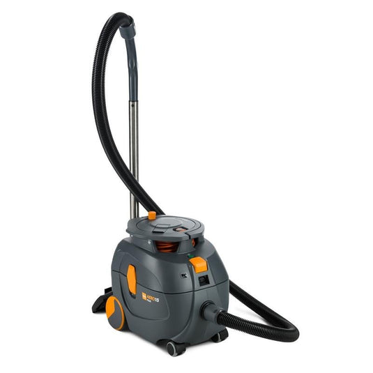Model TASKI AERO 15 PLUS firmy Diversey Deutschland GmbH & Co. OHG to kompaktowy, wydajny i cichy odkurzacz z zasobnikiem, wyposażony w akcesoria (1 sztuka), idealny do cichego sprzątania; przedstawiony na białym tle.