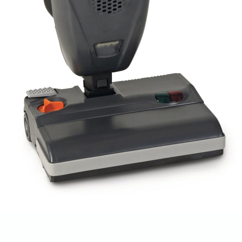 Zbliżenie odkurzacza podłogowego TASKI AERO UP z głowicą zasilaną szczotkami od Diversey Deutschland GmbH & Co. OHG, z wyróżnionymi przyciskami sterującymi i kołami na białym tle - idealny do efektywnego czyszczenia. Opakowanie: 1 sztuka.