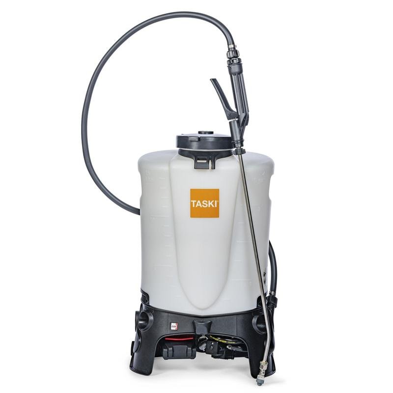TASKI Sprayer BP 15l Li-Ion od Diversey Deutschland GmbH & Co. OHG to biały opryskiwacz plecakowy o pojemności 15 litrów, z wyściełanymi paskami, czarnym wężem i podstawą, idealny do rozprowadzania cieczy. W zestawie akumulator i ładowarka.