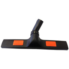 Dysza podłogowa 400mm do TASKI Steamer od Diversey Deutschland GmbH & Co. OHG, z ukośnym złączem i dwoma pomarańczowymi padami bocznymi, odpowiednia do różnych zastosowań. Opakowanie zawiera 1 sztukę.