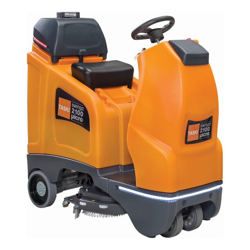 Model TASKI swingo 2100µicro BMS Li-Ion firmy Diversey Deutschland GmbH & Co. OHG to kompaktowa, pomarańczowa szorowarka z miejscem do siedzenia, wyposażona w czarne siedzisko, kierownicę, widoczne szczotki przednie oraz akumulator litowo-jonowy o pojemności 150 Ah z wbudowaną ładowarką, zapewniający dłuższy czas pracy.
