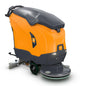 TASKI ULTIMAXX 2900 SD50 od Diversey Deutschland GmbH & Co. OHG to szorowarka nowej generacji z pomarańczowo-szarym korpusem, zbiornikiem o pojemności 63 litrów, tylnym uchwytem sterującym, kołami i szczotką na dole. Przedstawiona na prostym białym tle.