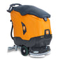 TASKI ULTIMAXX 1900 DD65 Performance firmy Diversey Deutschland GmbH & Co. OHG to pomarańczowo-czarna maszyna szorująco-ssąca nowej generacji z napędem kołowym, 42-litrowym zbiornikiem i 65-cm podwójną tarczą do efektywnego czyszczenia.