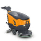 TASKI ULTIMAXX 900 SD50 P BMS 13A gel ready od Diversey Deutschland GmbH & Co. OHG to pomarańczowo-szara przemysłowa szorowarka do podłóg z kierownicą, kołami, przednią szczotką szorującą i bocznymi przyciskami do efektywnego czyszczenia. Opakowanie: 1 sztuka.