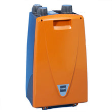 TASKI ERGODISC FLEXX wytwornica piany 36V od Diversey Deutschland GmbH & Co. OHG to stojący, pomarańczowo-niebieski, prostokątny element maszyny czyszczącej z dwoma szarymi tarczami, przednim uchwytem i małym logo TASKI na podstawie.