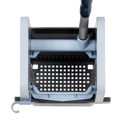 Draufsicht auf einen grauen Wischeimer aus Polypropylen, ausgestattet mit einem Wringeraufsatz und einer schwarzen perforierten Plattform. Die Vileda GmbH Professional Vertikalpresse mit den Maßen 23x23x32 cm verfügt über einen ausziehbaren Griff und einen kleinen Haken an der Seite des Eimers.