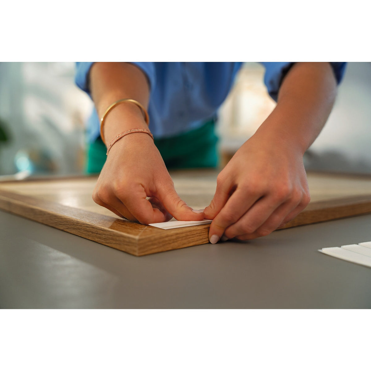tesa Powerstrips Click Klett-Klebepads, weiß, 4 Paare – Anwendung