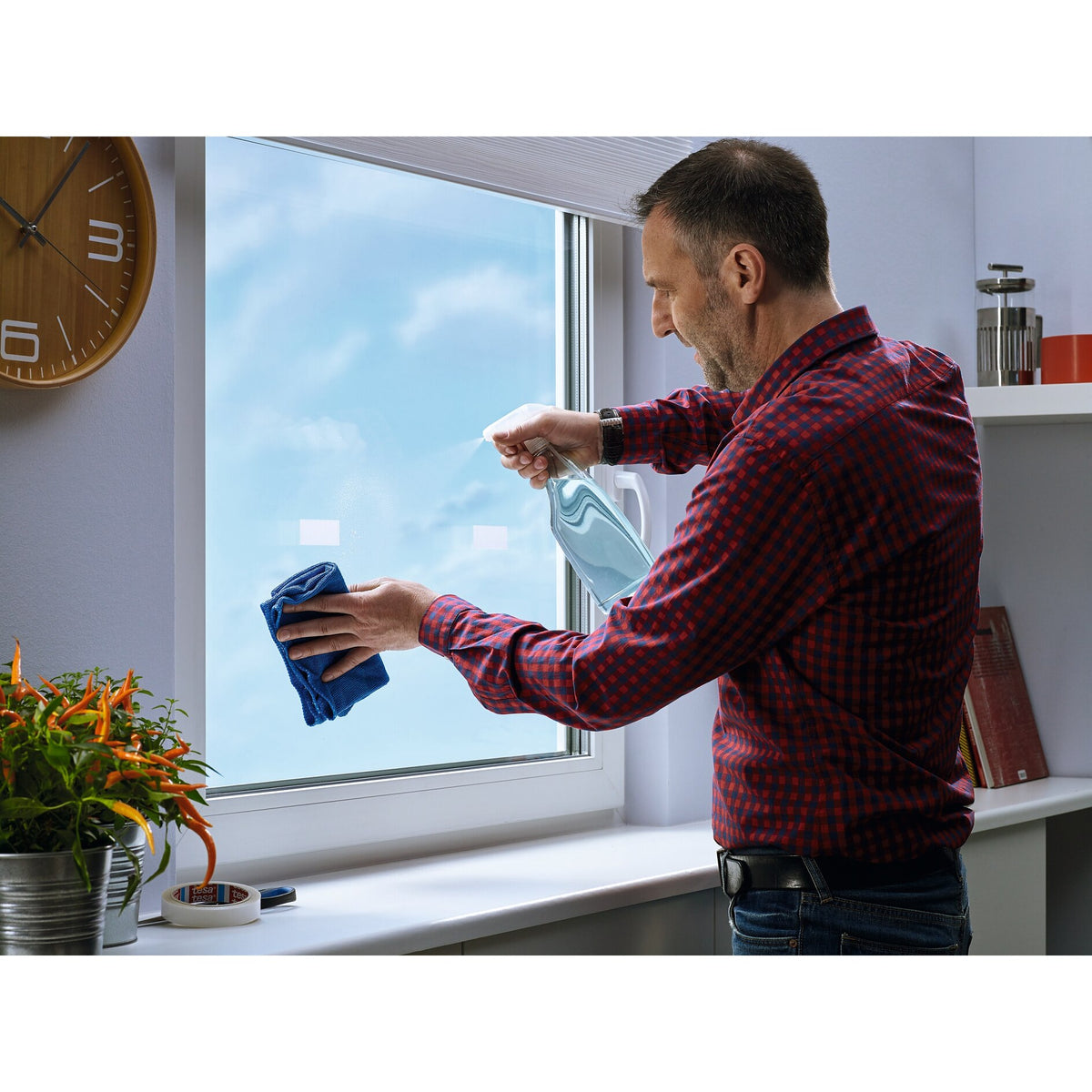 tesa Montageband für transparente Oberflächen und Glas, bis 20 kg/m – Anwendung