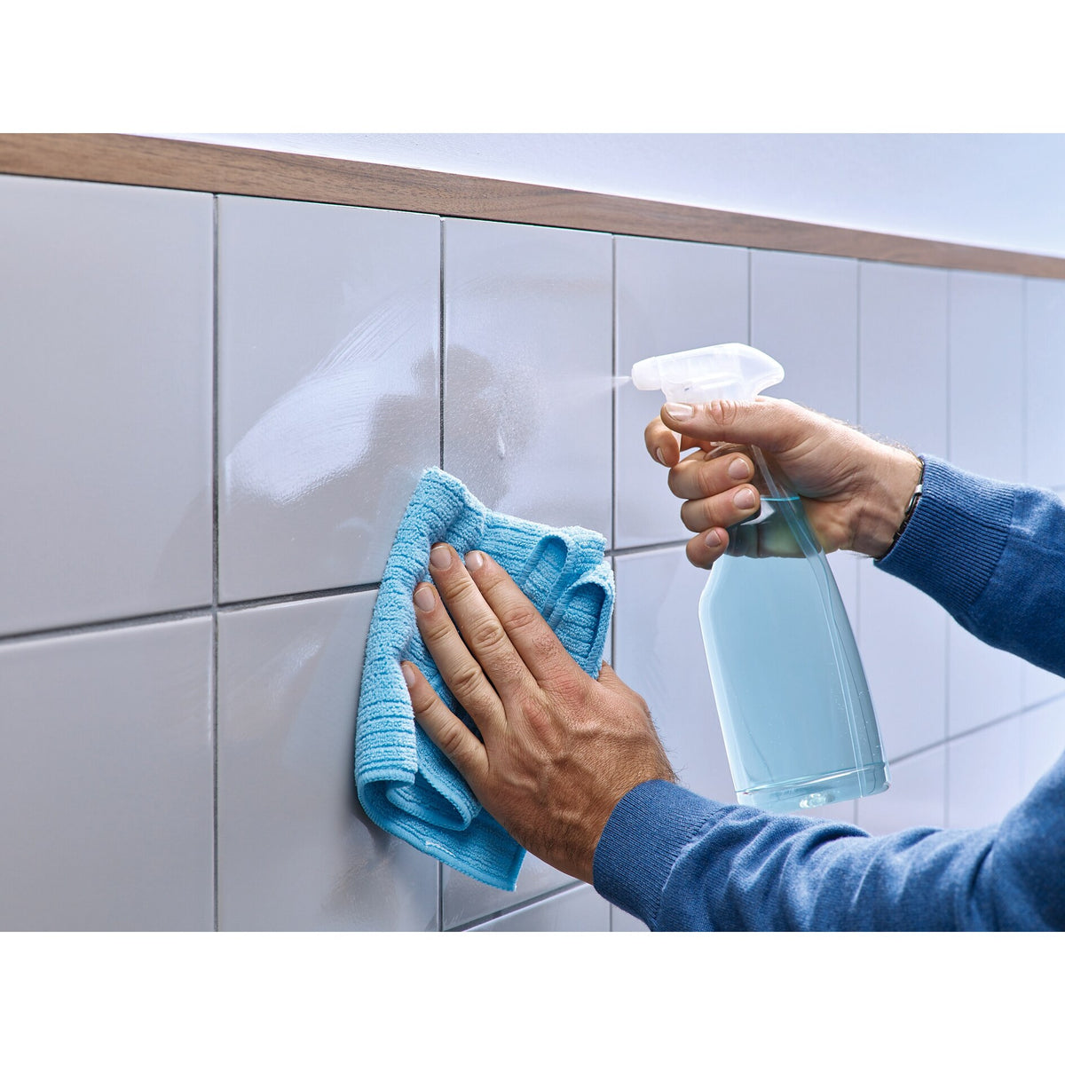 tesa Ultra starkes Montageband für Fliesen und Metall, weiß, bis 100 kg/m – Anwendung