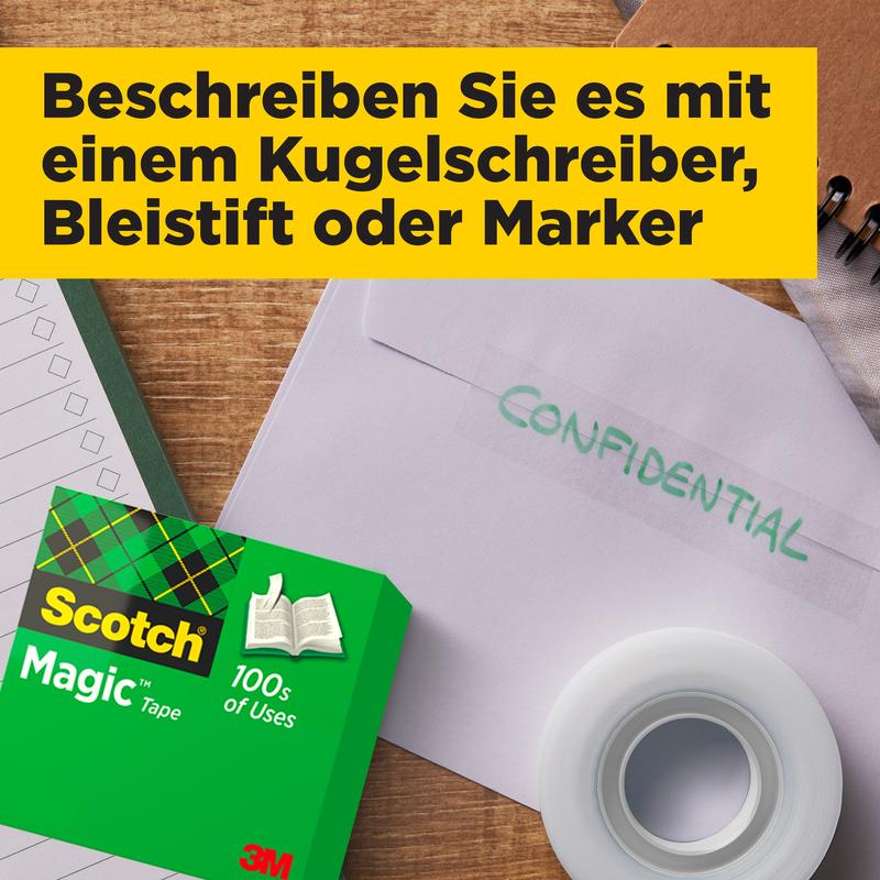 Zestaw promocyjny Scotch® Magic™ Invisible Tape (24 rolki, 19 mm x 33 m) od 3M Deutschland GmbH, lista kontrolna i koperta z napisem "POUFNE" leżą na drewnie, nad nimi żółty baner z niemieckim tekstem o pisakach i markerach.