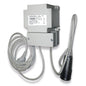 Orkla Wound Care AB Trafo 14,0 V DC do szafki grzewczej (REF 790400) to zasilacz montowany na ścianie z przymocowanymi kablami, czarną, cylindryczną wtyczką i tabliczką znamionową na prostokątnej szarej obudowie. Dostarczany w opakowaniu (karton).