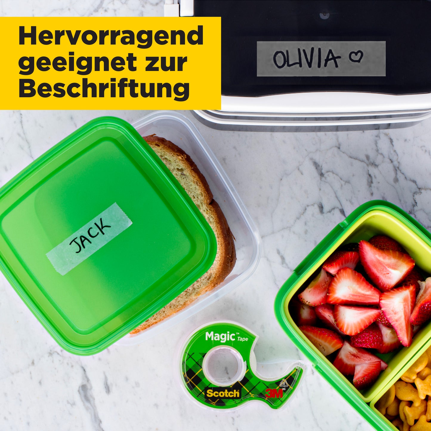 Eine Butterbrotdose mit der Aufschrift "JACK", eine Lunchbox mit "OLIVIA ♥", ein Obstbehälter und 3M's Scotch® Magic™ Unsichtbares Klebeband (2 Rollen, 19 mm x 7,5 m + kostenloser Abroller) befinden sich auf einer weißen Fläche mit deutschem Text oben links.