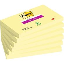 Stos sześciu karteczek Post-it® Super Sticky Notes (76 mm x 127 mm, 90 arkuszy/pad, 100% PEFC) firmy 3M Deutschland GmbH jest pokazany w opakowaniu marki, na którym widoczne są symbole „Super Sticky” i certyfikacja ekologiczna.