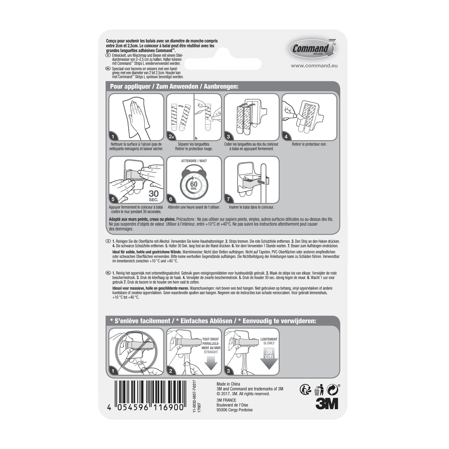 Tył opakowania uchwytu na miotłę Command™ 17007-FR od 3M Deutschland GmbH pokazuje ilustrowaną, wielojęzyczną instrukcję montażu i demontażu uchwytu za pomocą taśm klejących Command. Diagramy prowadzą krok po kroku przez montaż i demontaż.