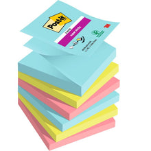 Stos 3M Post-it® Super Sticky Z-Notes z kolekcji Boost (76x76 mm, 90 arkuszy/blok, 100% PEFC) w kolorach niebieskim, żółtym i różowym pokazuje logo i szczegóły produktu na górnej niebieskiej notatce.