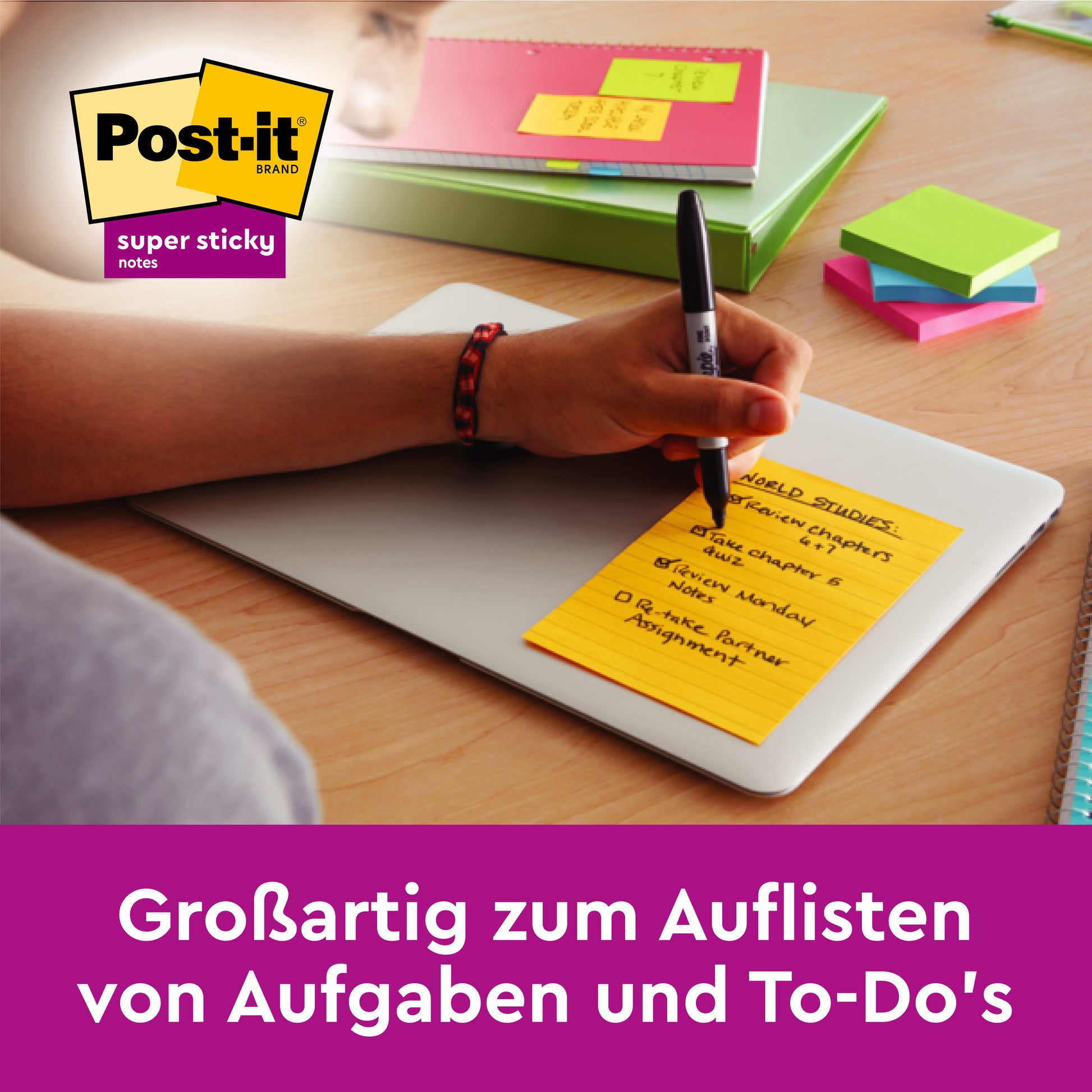 Jemand schreibt eine Liste auf einen neonfarbenen Post-it® Zettel im Großformat (101 x 152 mm, liniert) der 3M Deutschland GmbH. Andere bunte Zettel, ein Schulbuch und ein Notizbuch liegen daneben. Perfekt zum Auflisten von Aufgaben und To-Do's.