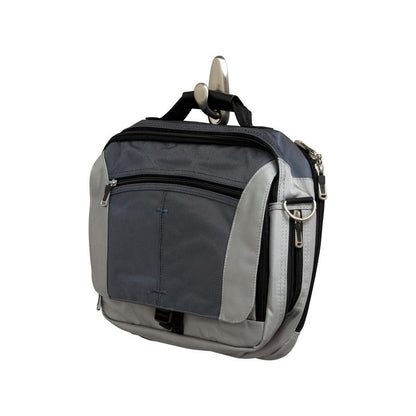 Szaro-czarna torba podróżna z kilkoma kieszeniami na zamek błyskawiczny wisi na metalowym haku Command™ "klasycznym" firmy 3M Deutschland GmbH na białym tle.